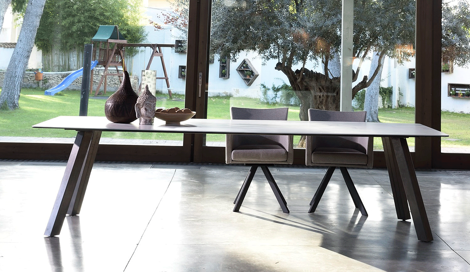 Brands Fama Modern Living Room, Spain Artur Table + Brigite Chairs